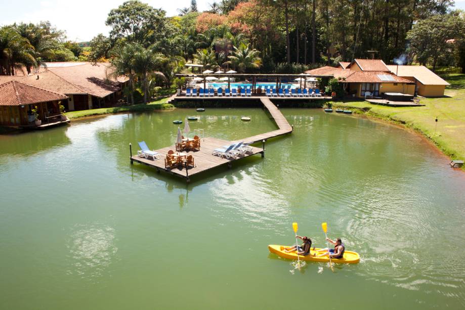 <strong>Santa Clara Eco Resort, em Dourado (SP)</strong>A recreação infantil chama atenção aqui - há monitores até para bebês. Outros trunfos são os esportes de aventura, como tirolesa, rapel e arvorismo. <a href="https://www.booking.com/hotel/br/santa-clara-eco-resort.pt-br.html?aid=332455&label=viagemabril-hoteisfamilia" target="_blank" rel="noopener">Reserce sua estadia no Santa Clara Eco Resorts</a>