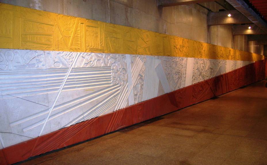 <strong>Painel Epopéia Paulista:</strong> feito para contemplar a memória da Estação da Luz, o painel de 73 metros de extensão <em>Epopéia Paulista</em>, da artista plástica Maria Bonomi, mostra o cotidiano do lugar em três partes: a amarela, que faz referência à presença nordestina na cidade; a branca, que representa os trilhos do metrô; e a vermelha, ilustrando os objetos esquecidos na estação todos os dias. Estação da Luz (corredor de interligação entre o Metrô e a CPTM), todos os dias, das 4h às 00h.