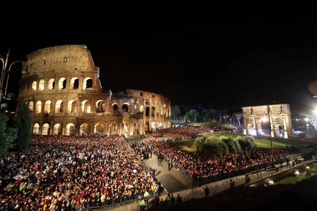 Se estiver em Roma na Semana Santa, não deixe de tentar conseguir assistir à via sacra comandada pelo santo padre em pessoa. A tradição de realizar a procissão no Coliseu de Roma foi retomada no século 20 e ganhou ares de show quando passou a ser televisionada, principalmente com o papa João Paulo II Se estiver em Roma na Semana Santa, não deixe de tentar conseguir assistir à via sacra comandada pelo santo padre em pessoa. A tradição de realizar a procissão no Coliseu de Roma foi retomada no século 20 e ganhou ares de show quando passou a ser televisionada, principalmente com o papa João Paulo II