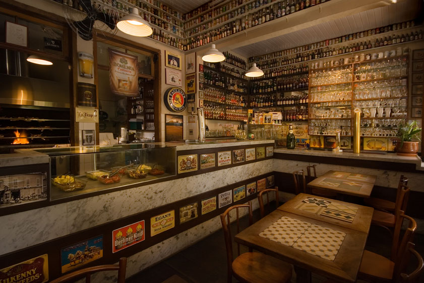 <strong>São Paulo</strong>Nas últimas décadas os paulistanos adotaram de vez o estilo carioca de apreciar cerveja. Botecos bacaninhas espalharam-se pela cidade, com petiscos deliciosos, garçons afinados e serpentinas muito bem calibradas. Fora do circuito Vila Olímpia-Pinheiros-Vila Madalena, onde ficam clássicos como Astor, Pirajá e Filial, casas como o Veloso (e suas maravilhosas coxinhas) e Frangó (com sua carta com 450 rótulos) dão bem o tom mais democrático dessa onda.
