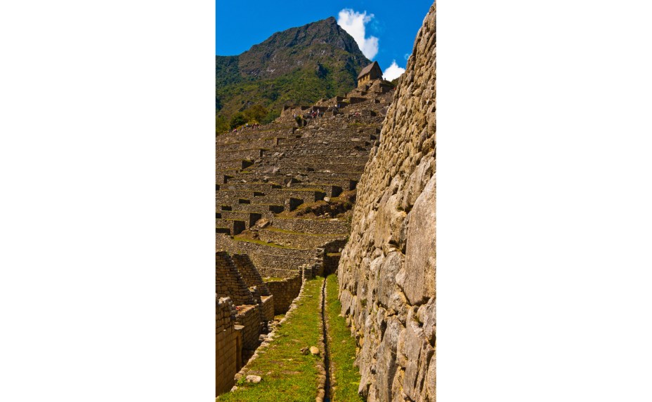 <strong>7. Fontes de água</strong>    Os incas canalizaram um manancial oriundo dos lençóis freáticos de dentro da montanha para abastecer a cidade. Da saída de água original, criaram outras 16 fontes artificiais orientadas em diferentes direções, de modo a contemplar toda cidade. As áreas nobres recebiam fluxo contínuo de água e possuíam canais privativos de deságue