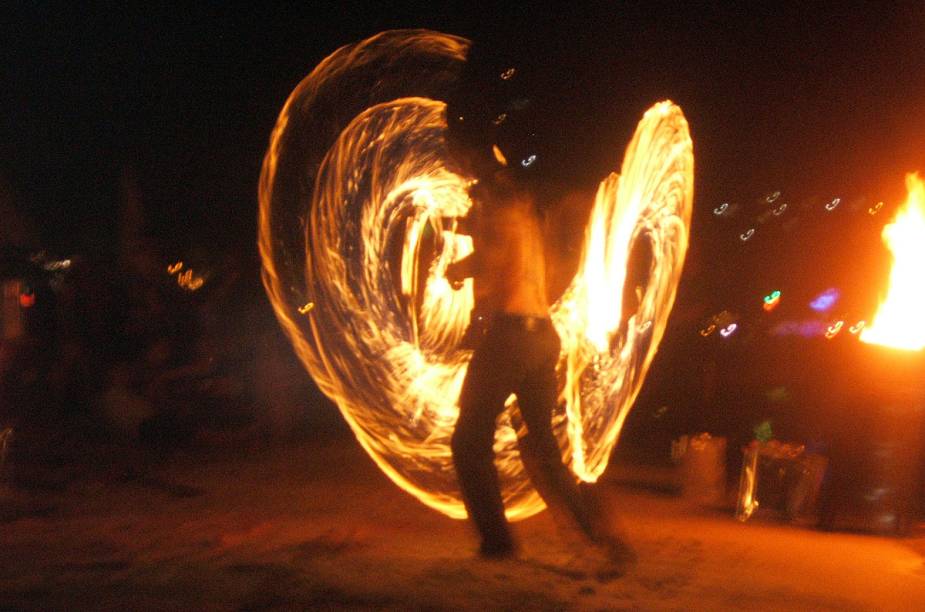 Full Moon Party em Koh Pha Ngan, Tailândia: a balada, que ocorre na areia da praia, é uma das festas de ano novo mais badaladas da Tailândia