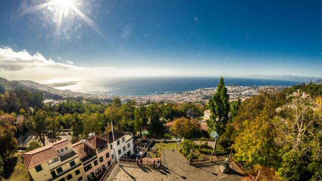 Os enormes rochedos, os vales, as reservas naturais e as praias entusiasmam ecoturistas e contemplativos, enquanto a capital, Funchal, dá um toque cosmopolita ao destino, com seus hotéis de luxo e campos de golfe para inglês (e americano) nenhum botar defeito Os enormes rochedos, os vales, as reservas naturais e as praias entusiasmam ecoturistas e contemplativos, enquanto a capital, Funchal, dá um toque cosmopolita ao destino, com seus hotéis de luxo e campos de golfe para inglês (e americano) nenhum botar defeito