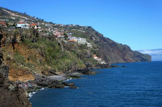 E, melhor, a deliciosa atmosfera portuguesa paira sempre no ar, principalmente nas pequenas vilas com casinhas de duas cores e varandas que procuram o mar E, melhor, a deliciosa atmosfera portuguesa paira sempre no ar, principalmente nas pequenas vilas com casinhas de duas cores e varandas que procuram o mar