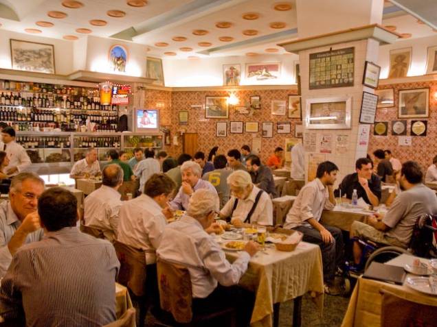 <strong>15. <a href="https://viajeaqui.abril.com.br/estabelecimentos/br-rj-rio-de-janeiro-restaurante-nova-capela" rel="NOVA CAPELA" target="_self">NOVA CAPELA</a> </strong>(300 metros) Para fechar o dia, um clássico da gastronomia carioca. Point da boemia, a pedida pode ser o cabrito com arroz de brócolis. <em>Endereço: Avenida Mem de Sá, 96, Lapa</em> <strong>15. <a href="https://viajeaqui.abril.com.br/estabelecimentos/br-rj-rio-de-janeiro-restaurante-nova-capela" rel="NOVA CAPELA" target="_self">NOVA CAPELA</a> </strong>(300 metros) Para fechar o dia, um clássico da gastronomia carioca. Point da boemia, a pedida pode ser o cabrito com arroz de brócolis. <em>Endereço: Avenida Mem de Sá, 96, Lapa</em>