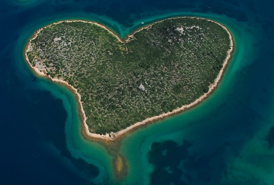 Galesnjak, no mar Adriático, que banha a costa da <a href="https://preprod.viagemeturismo.abril.com.br/paises/croacia-3/">Croácia</a>, é conhecida como a "ilha do amor". Por que será?