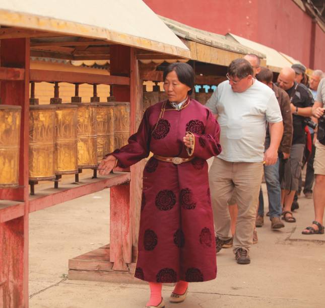 Oferendas em Gandan Khiid, casa do líder espiritual Khamba Lamba, em Ulan Bator, na Mongólia