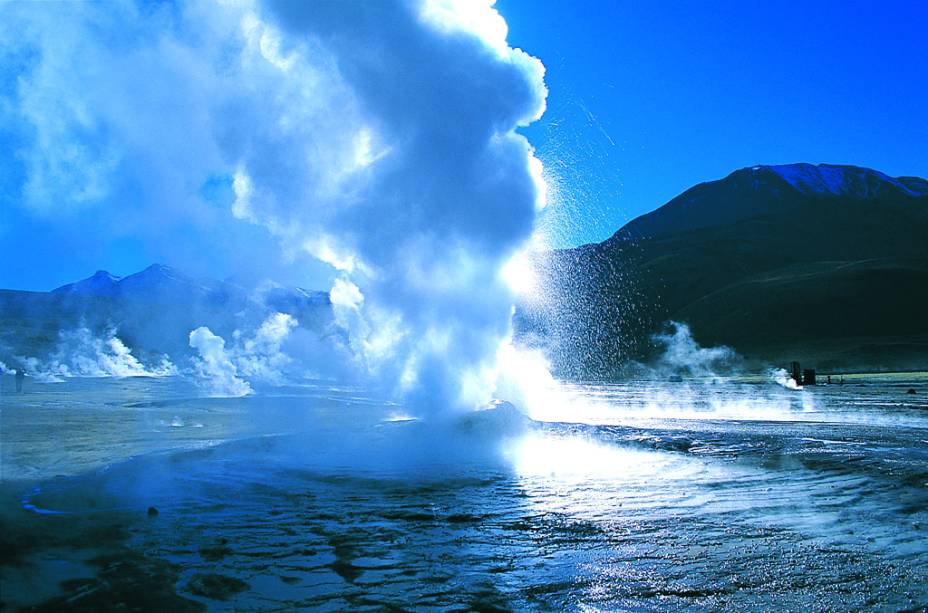 Ver os jatos de água escaldante dos <a href="https://viajeaqui.abril.com.br/estabelecimentos/chile-san-pedro-de-atacama-atracao-geiseres-del-tatio" rel="Gêiseres del Tatio" target="_blank"><strong>Gêiseres del Tatio</strong></a>, que são lançados a uma altura de até 10 metros, é um dos programas imperdíveis. O espetáculo natural acontece entre as 6h e 9h da manhã, a 89 quilômetros de San Pedro de Atacama