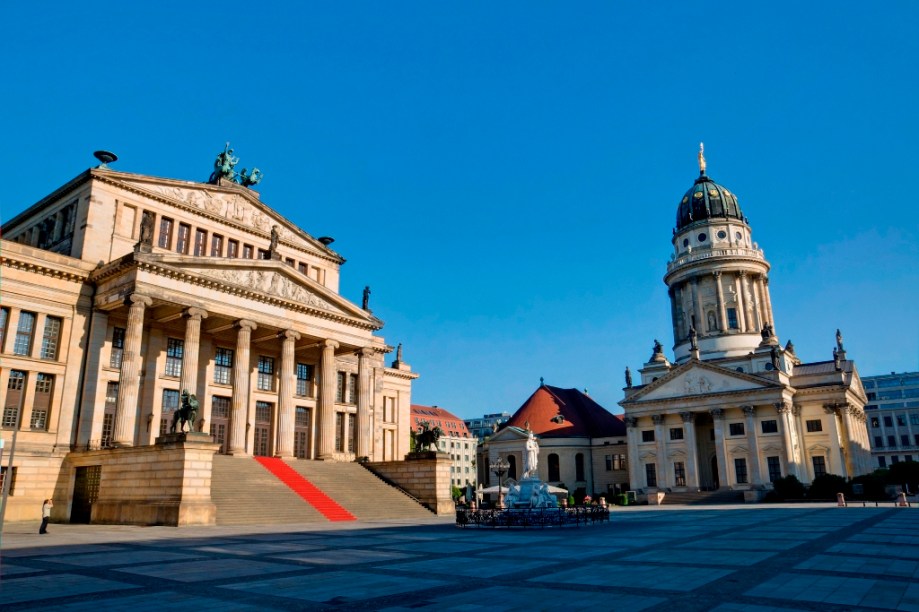 Praça Gendarmenmarkt, com as igrejas alemã e francesa e o Konzerthaus