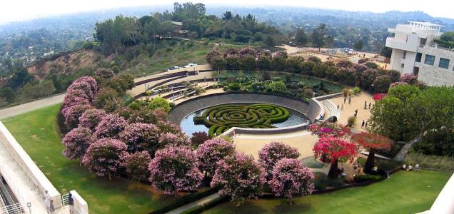 O Getty Center é um grande complexo que abriga jardins, museu e auditórios em Los Angeles O Getty Center é um grande complexo que abriga jardins, museu e auditórios em Los Angeles