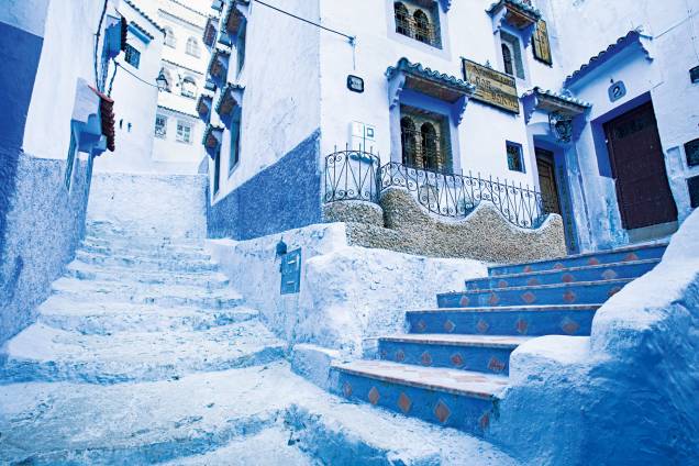 A lenda local diz que a cor se disseminou por obra de refugiados judeus, que pintavam suas casas para simbolizar o céu. A coisa toda resulta em um cenário com jeito de filme de animação – um efeito meio Era do Gelo A lenda local diz que a cor se disseminou por obra de refugiados judeus, que pintavam suas casas para simbolizar o céu. A coisa toda resulta em um cenário com jeito de filme de animação – um efeito meio Era do Gelo