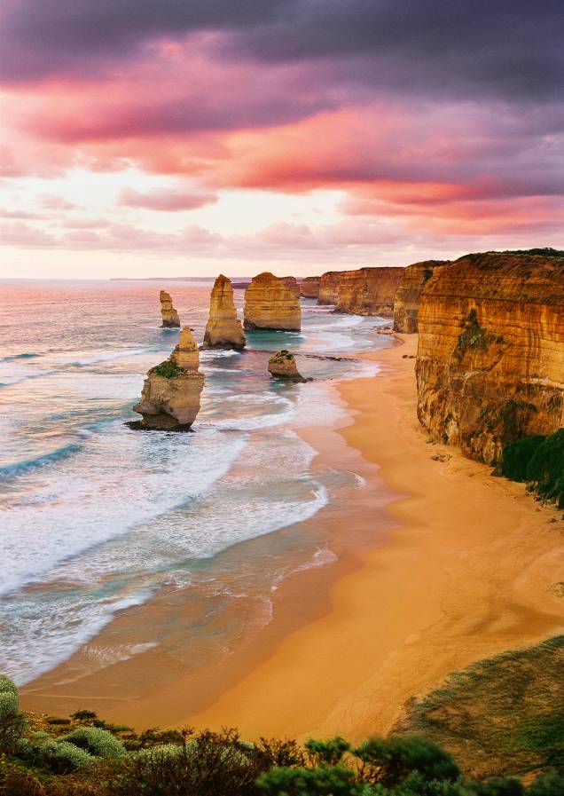 A Great Ocean Road leva aos Doze Apóstolos, formações majestosas a 230 quilômetros de Melbourne A Great Ocean Road leva aos Doze Apóstolos, formações majestosas a 230 quilômetros de Melbourne