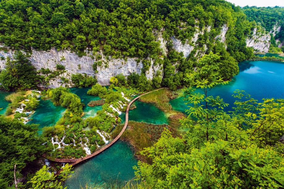 <strong>2. <a href="https://viajeaqui.abril.com.br/cidades/croacia-parque-nacional-dos-lagos-de-plitvice" rel="Parque Nacional de Plitvice" target="_blank">Parque Nacional de Plitvice</a>, <a href="https://viajeaqui.abril.com.br/paises/croacia" rel="Croácia" target="_blank">Croácia</a></strong>Gigantesco, espetacular, declarado Patrimônio da Humanidade pela Unesco, o Parque Nacional de PLITVICE, na Croácia, mistura bosques, quedas-d’água em meio a cânions e 16 lagos transparentes de cor azul-turmalina. Com trilhas fáceis (mas que podem se estender por 21 quilômetros), o parque é habitat de 50 ursos marrons que zanzam felizes por ali. Se você se impressinou com o filme O Regresso, não se alarme: os ursos evitam as trilhas e só em casos muito raros atacam