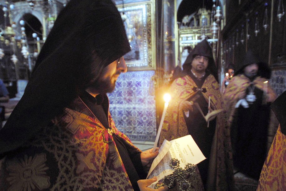 Uma das instituições cristãs mais antigas do mundo, a Igreja Apostólica Armênia tem rituais exclusivos e vestimentas que homenageiam a história do país; o chapéu em formato de cone, por exemplo, é para lembrar a importância do Monte Ararat - que antigamente, ficava no território do Império Armênio. Foi ali que, segundo a tradição, a Arca de Noé encalhou depois do dilúvio