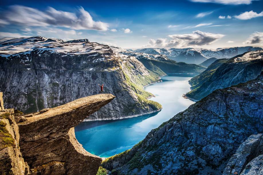 <strong>4. Trolltunga, <a href="https://viajeaqui.abril.com.br/paises/noruega" rel="Noruega" target="_blank">Noruega</a></strong>Uma trilha puxada de 11 quilômetros (considere que tem a volta) leva à arrebatadora TROLLTUNGA (“Língua do Troll”), formação rochosa que se projeta a 700 metros de altura, acima do Lago Ringedalsvatnet, em Odda, na Noruega. Recuperado o fôlego, ninguém resiste ao clique – os mais intrépidos chegam bem na beiradinha. Os caminhos nas redondezas também não decepcionam: fiorde, lagos cristalinos e vislumbres da Geleira Folgefonna compõem o cenário perfeito