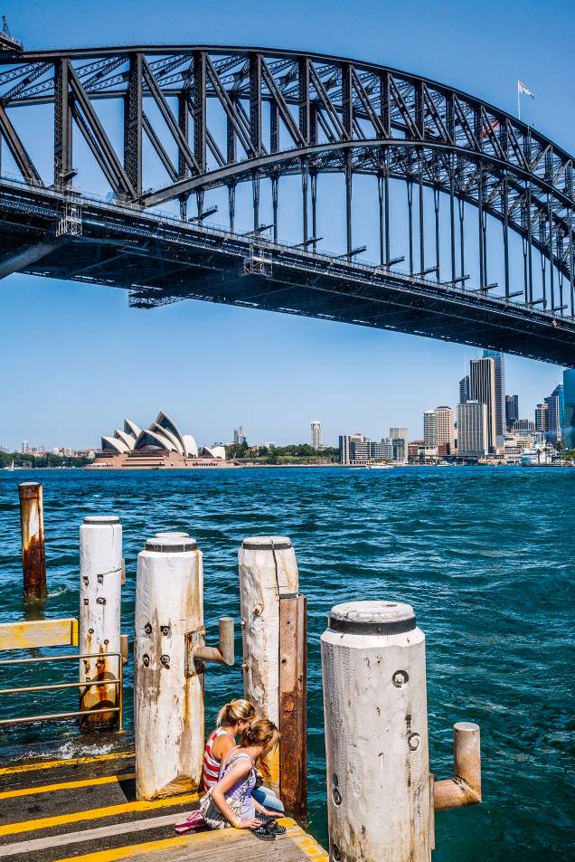 Cais de Milsons Point e a Harbour Bridge, em Sydney Cais de Milsons Point e a Harbour Bridge, em Sydney