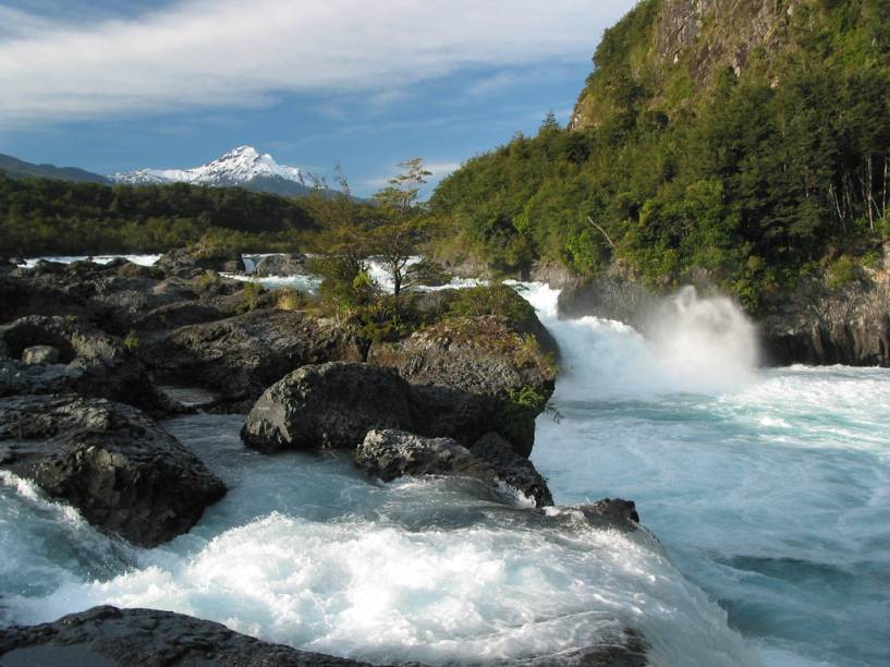 Saltos do rio Petrohué, próximos a Peulla, uma das paradas da travessia dos lagos andinos