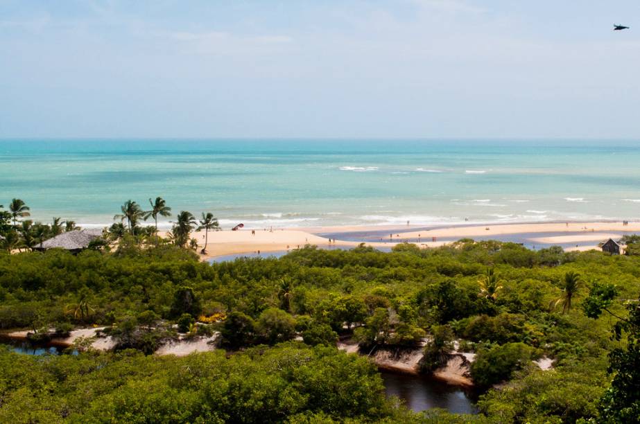 As belas praias de Porto Seguro têm mar azul-esverdeado e são contornadas por fileiras de coqueiros