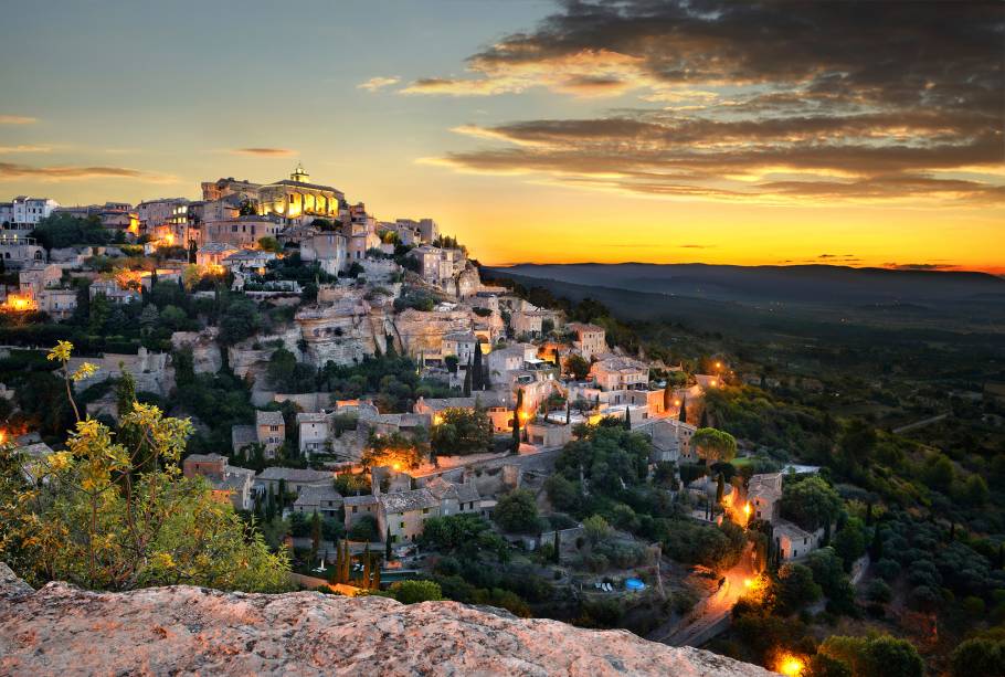 As aldeias de pedra antigas do Vale Luberon são o destaque de Gordes. O vale é cercado por montanhas e a paisagem é composta por vinhedos pontilhados por árvores frutíferas. A vila com ares mediterrâneos também é ponto de passagem de trilhas de bicicletas e caminhadas