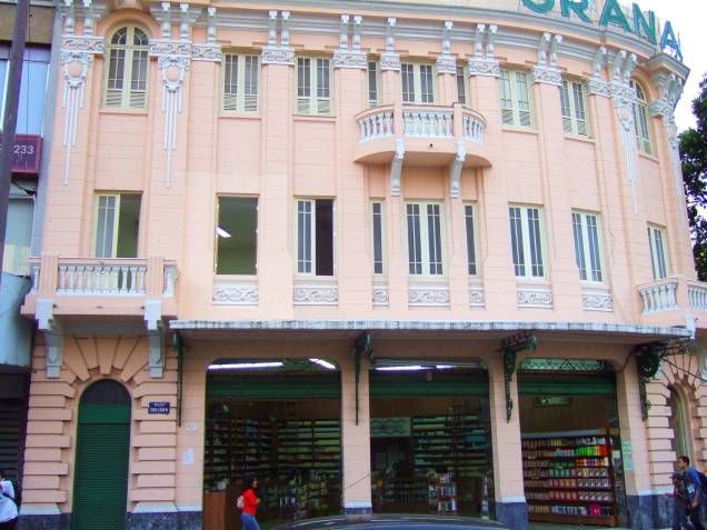 <strong>8. <a href="https://viajeaqui.abril.com.br/estabelecimentos/br-rj-rio-de-janeiro-atracao-granado" rel="GRANADO" target="_self">GRANADO</a></strong> (180 metros) Sob o título de Farmácia Oficial da Família Real Brasileira, concedido por D. Pedro II, a loja de cosméticos montou a fama que perdura até hoje. <em>Endereço: Rua 1º de Março, 16</em> <strong>8. <a href="https://viajeaqui.abril.com.br/estabelecimentos/br-rj-rio-de-janeiro-atracao-granado" rel="GRANADO" target="_self">GRANADO</a></strong> (180 metros) Sob o título de Farmácia Oficial da Família Real Brasileira, concedido por D. Pedro II, a loja de cosméticos montou a fama que perdura até hoje. <em>Endereço: Rua 1º de Março, 16</em>