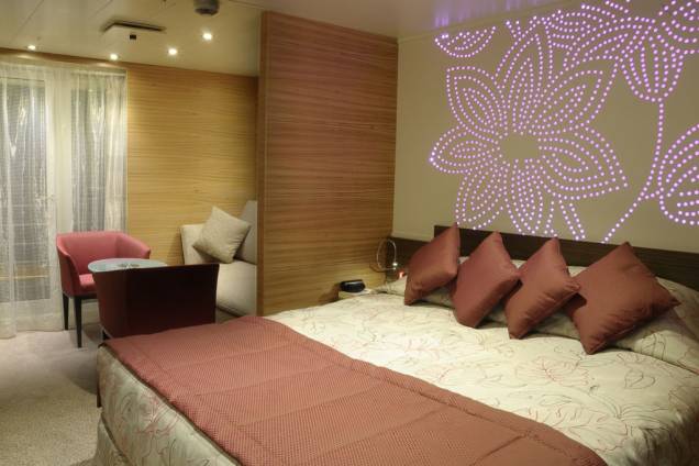 Cabine para casal tem decoração sóbria Cabine para casal tem decoração sóbria