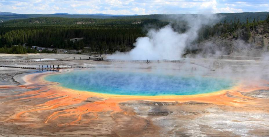 <strong>Grand Prismatic Spring, Parque Nacional de Yellowstone, EUA</strong> Um dos mais antigos parques nacionais do planeta, <a href="https://viajeaqui.abril.com.br/cidades/estados-unidos-parque-nacional-de-yellowstone">Yellowstone </a>possui diversas atrações, de gêiseres a lagoas sulfurosas. <a href="https://www.booking.com/searchresults.pt-br.html?aid=332455&lang=pt-br&sid=eedbe6de09e709d664615ac6f1b39a5d&sb=1&src=index&src_elem=sb&error_url=https%3A%2F%2Fwww.booking.com%2Findex.pt-br.html%3Faid%3D332455%3Bsid%3Deedbe6de09e709d664615ac6f1b39a5d%3Bsb_price_type%3Dtotal%26%3B&ss=Estados+Unidos&ssne=Ilhabela&ssne_untouched=Ilhabela&checkin_monthday=&checkin_month=&checkin_year=&checkout_monthday=&checkout_month=&checkout_year=&no_rooms=1&group_adults=2&group_children=0&from_sf=1&ss_raw=Estados+Unidos&ac_position=0&ac_langcode=xb&dest_id=224&dest_type=country&search_pageview_id=1ac37203874c074a&search_selected=true&search_pageview_id=1ac37203874c074a&ac_suggestion_list_length=5&ac_suggestion_theme_list_length=0" target="_blank" rel="noopener"><em>Busque hospedagens nos Estados Unidos no Booking.com</em></a>