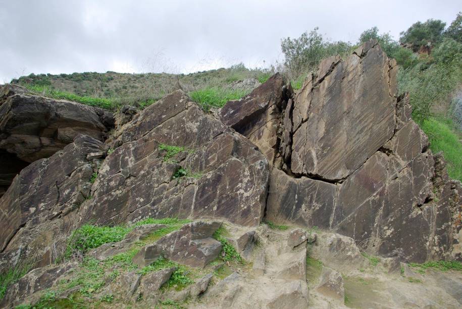 <strong>Arte rupestre no Parque do Côa - Vila Nova de Foz Coa</strong>                                        O Parque Arqueológico do Vale do Côa é detentor de pinturas rupestres de diferentes períodos da pré-história. Mais de mil rochas com figuras rupestres são encontradas ao longo dos eixos do Rio Côa e do Rio Douro. Em 1998 o Parque do Côa fez com que Portugal fosse reconhecido como estatuto da Arte Rupestre, da Arqueologia e do Patrimonio Cultural