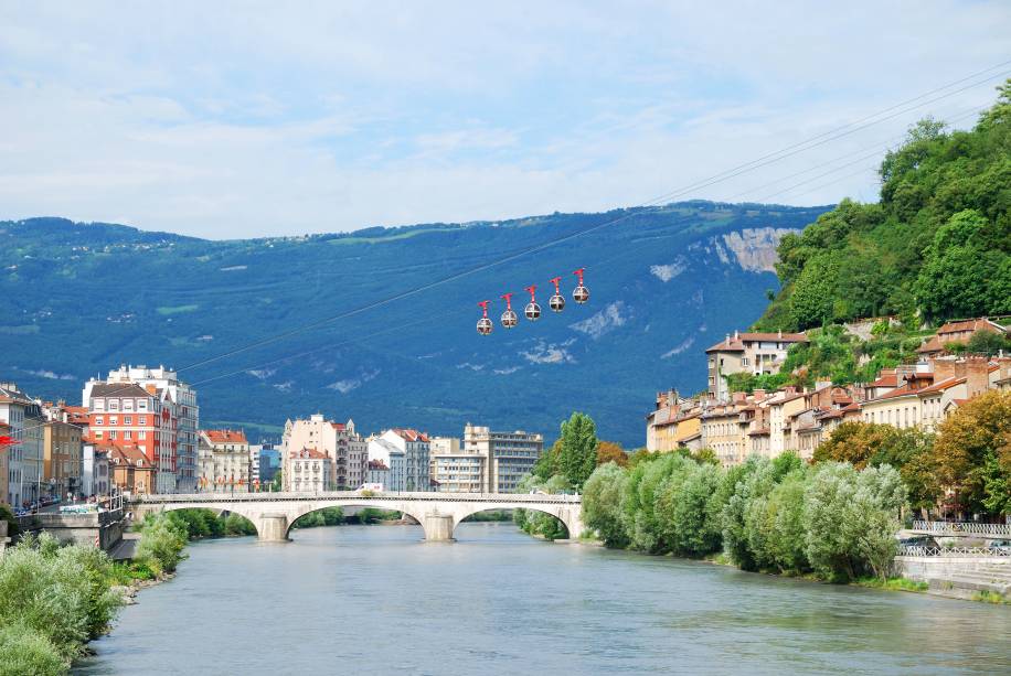 Grenoble é uma das cidades-base para explorar as montanhas nevadas dos <a href="https://viajeaqui.abril.com.br/cidades/franca-alpes-franceses" rel="Alpes Franceses" target="_blank">Alpes Franceses</a>. Na foto, teleféricos chamados de Les Bulles levam os visitantes para o topo da montanha La Bastille, que tem um forte do século 18