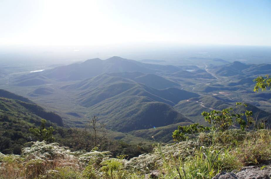 <strong>Guaramiranga (CE)</strong> No Ceará faz frio, sim! Pelo menos no alto do Maciço do Baturité, onde fica Guaramiranga. Apelidada de “Suíça do Ceará” (é exagero, claro), a região fica a apenas 100km de Fortaleza e tem clima ameno o ano todo. A cidade tem casinhas em estilo colonial e uma paisagem que lembra a distante Serra Gaúcha, com muito sossego, chalés românticos no meio da serra, e também passeios para entrar em contato com a natureza, como cachoeiras, trilhas e esportes de aventura. A <a href="https://www.booking.com/hotel/br/le-reve-pousada.pt-br.html?aid=332455;sid=14fcbdfa23db223e04a3ec34ecada6b2;dest_id=900051096;dest_type=city;dist=0;group_adults=2;hapos=1;hpos=1;room1=A%2CA;sb_price_type=total;srepoch=1507583838;srfid=1d9cacf7cb99b9b020c8675af9d13c8fe83809ceX1;srpvid=77b495af7ed40195;type=total;ucfs=1�" target="_blank" rel="noopener">Pousada Le Rêve</a> fica nas montanhas, com vista privilegiada ao mesmo tempo que está perto do centrinho de Guaramiranga. <a href="https://www.booking.com/searchresults.pt-br.html?aid=332455&lang=pt-br&sid=eedbe6de09e709d664615ac6f1b39a5d&sb=1&src=index&src_elem=sb&error_url=https%3A%2F%2Fwww.booking.com%2Findex.pt-br.html%3Faid%3D332455%3Bsid%3Deedbe6de09e709d664615ac6f1b39a5d%3Bsb_price_type%3Dtotal%26%3B&ss=Guaramiranga%2C+Cear%C3%A1%2C+Brasil&checkin_monthday=&checkin_month=&checkin_year=&checkout_monthday=&checkout_month=&checkout_year=&no_rooms=1&group_adults=2&group_children=0&from_sf=1&ss_raw=Guaramiranga&ac_position=0&ac_langcode=xb&dest_id=900051096&dest_type=city&search_pageview_id=af3071bf1fc800d8&search_selected=true&search_pageview_id=af3071bf1fc800d8&ac_suggestion_list_length=5&ac_suggestion_theme_list_length=0" target="_blank" rel="noopener"><em>Busque hospedagens em Guaramiranga</em></a>