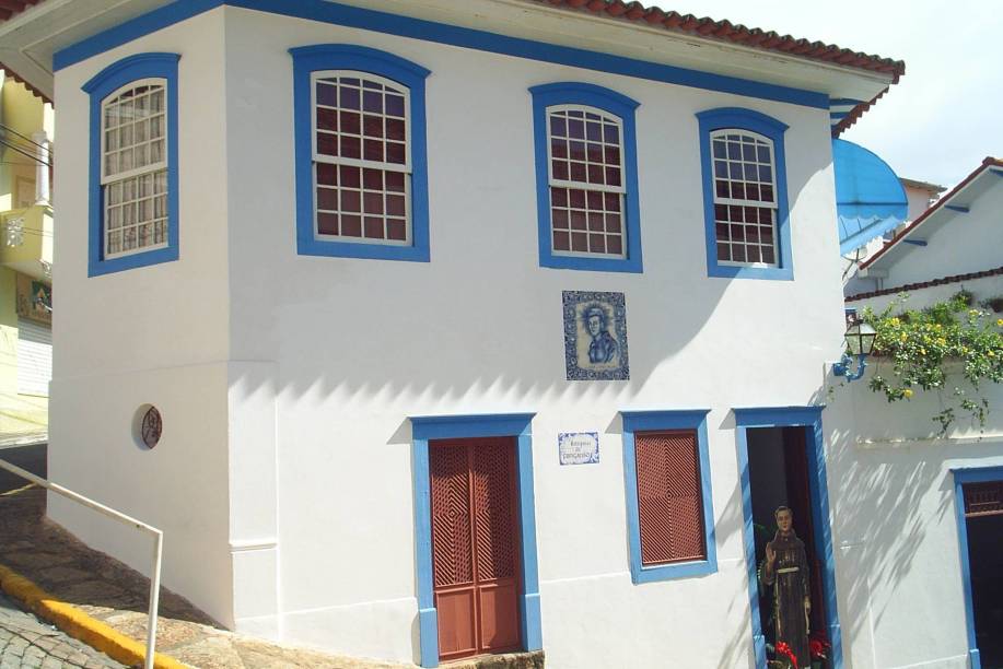 Terra natal do primeiro santo católico brasileiro, Frei Galvão, a cidade está na região do Vale do Paraíba, em São Paulo. O turismo religioso é destaque, marcado por construções relativas ao santo e a casa onde ele morou (foto). Igrejas, mosteiros e capelas construídas durante o século 17 têm estilos que misturam o do vale paraibano e o rococó mineiro. No Mosteiro de Belém, construído por imigrantes alemães, há apresentações de cantos gregorianos todas as manhãs.