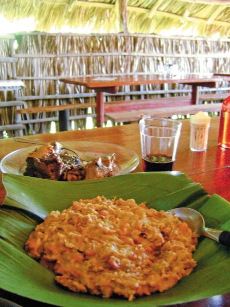 <strong>Matula </strong>Palavra também usada como sinônimo de marmita, matula é um cremoso tutu de feijão-branco ou mulatinho, engrossado com farinha de mandioca e incrementado de pedaços de linguiça, carne de sol e carne de lata (curada em banha de porco por 15 dias) <strong>Matula </strong>Palavra também usada como sinônimo de marmita, matula é um cremoso tutu de feijão-branco ou mulatinho, engrossado com farinha de mandioca e incrementado de pedaços de linguiça, carne de sol e carne de lata (curada em banha de porco por 15 dias)