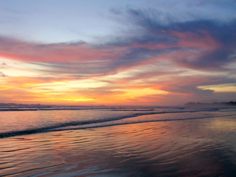 Povoada por surfistas e endinheirados imigrantes americanos e europeus, a praia <strong>Guiones, em Nosara</strong>, na <strong>costa do Pacífico</strong>, parece uma reencarnação caribenha de Malibu nos Estados Unidos, Byron Bay na Austrália ou a costa norte de Oahu, no Havaí.Sua faixa de areia é extensa tanto em comprimento quanto largura, dando muito espaço para surfistas de todos os níveis pegarem onda sem um esbarrar no outro. E tem esse pôr do sol aí.