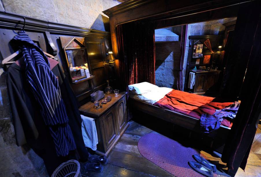 O quarto de Harry Potter e seus colegas na casa de Grifinória: pijama no cabide e bagunça, como nos filmes O quarto de Harry Potter e seus colegas na casa de Grifinória: pijama no cabide e bagunça, como nos filmes