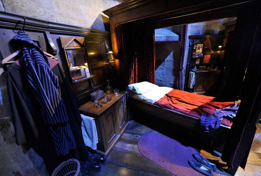 O quarto de Harry Potter e seus colegas na casa de Grifinória: pijama no cabide e bagunça, como nos filmes 