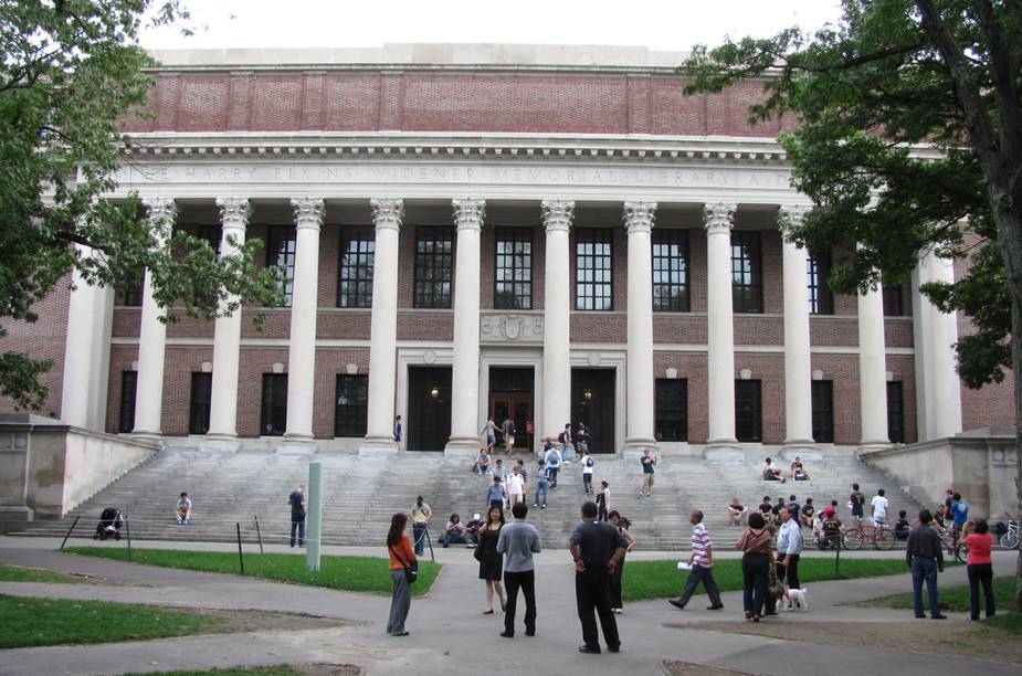 Um naco da elite intelectual americana zanzando na Universidade de Harvard, do ladinho de Boston