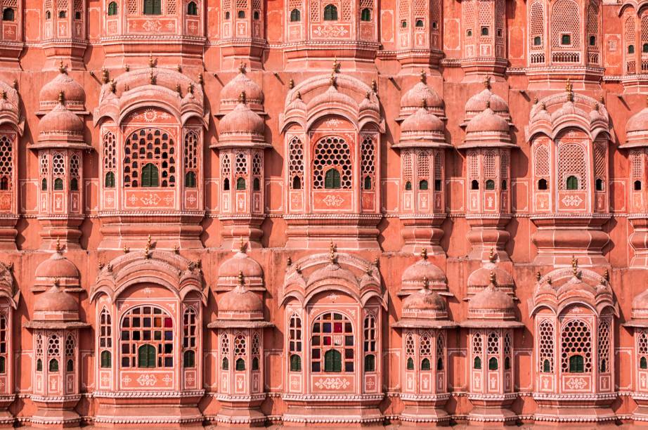 <strong><a href="https://viajeaqui.abril.com.br/estabelecimentos/india-jaipur-atracao-hawa-mahal" rel="Hawa Mahal" target="_blank">Hawa Mahal</a>, o Palácio dos Ventos, <a href="https://viajeaqui.abril.com.br/cidades/india-jaipur" rel="Jaipur" target="_blank">Jaipur</a>, <a href="https://viajeaqui.abril.com.br/paises/india" rel="Índia" target="_blank">Índia</a></strong>                Como um véu de arenito, suas janelas foram especialmente feitas para que as mulheres da corte do marajá Sawai Pratap Singh pudessem ver as ruas sem serem vistas