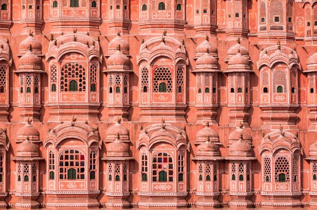 <strong><a href="https://viajeaqui.abril.com.br/estabelecimentos/india-jaipur-atracao-hawa-mahal" rel="Hawa Mahal" target="_blank">Hawa Mahal</a>, o Palácio dos Ventos, <a href="https://viajeaqui.abril.com.br/cidades/india-jaipur" rel="Jaipur" target="_blank">Jaipur</a>, <a href="https://viajeaqui.abril.com.br/paises/india" rel="Índia" target="_blank">Índia</a></strong> Como um véu de arenito, suas janelas foram especialmente feitas para que as mulheres da corte do marajá Sawai Pratap Singh pudessem ver as ruas sem serem vistas <strong><a href="https://viajeaqui.abril.com.br/estabelecimentos/india-jaipur-atracao-hawa-mahal" rel="Hawa Mahal" target="_blank">Hawa Mahal</a>, o Palácio dos Ventos, <a href="https://viajeaqui.abril.com.br/cidades/india-jaipur" rel="Jaipur" target="_blank">Jaipur</a>, <a href="https://viajeaqui.abril.com.br/paises/india" rel="Índia" target="_blank">Índia</a></strong> Como um véu de arenito, suas janelas foram especialmente feitas para que as mulheres da corte do marajá Sawai Pratap Singh pudessem ver as ruas sem serem vistas