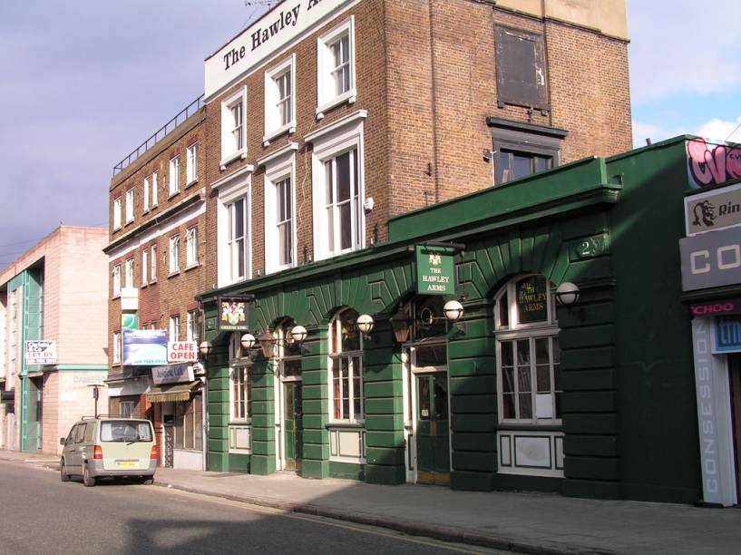 Mais ao norte está Camden Town, bairro que ganhou ainda mais notoriedade após a morte de Amy Winehouse, que morava ali e havia se apresentado em diversos pubs da região, como o <strong>The Hawley Arms </strong><em>(2 Castlehaven Road, <a href="https://thehawleyarms.co.uk" rel="thehawleyarms.co.uk" target="_blank">thehawleyarms.co.uk</a>)</em>. Fundamental conferir a aura fashion-bicho-grilo-rock’n’roll nos mercados de <strong>Camden Lock </strong><em>(<a href="https://camdenlock.net" rel="camdenlock.net" target="_blank">camdenlock.net</a>) </em>e Stables Market, contíguos e localizados na Chalk Farm Road.