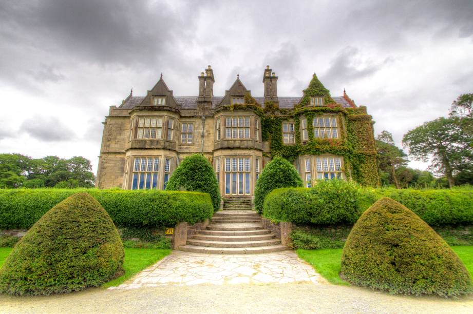 A Casa de Muckross, localizada em County Kerry, foi projetada pelo arquiteto escocês William Burn para a pintora Mary Balfour Herbert e seu marido – o político Henry Arthur Herbert. A construção foi finalizada em 1843 em meio ao belo jardim, aberto hoje para visitação