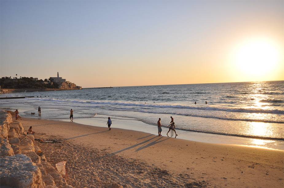 <strong>Hilton Beach, Tel-Aviv</strong>    "O clima lembra Miami ou Rio, com casas de sucos, frescobol, vôlei de praia... Até você ver uma gata de biquíni com fuzil a tiracolo. Tem a praia dos cães, a dos religiosos (nada de sunga)..."