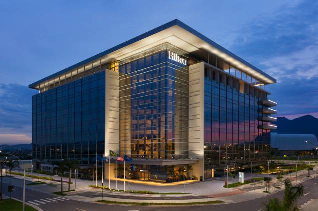 Executivo e contemporâneo, o <a href="https://www3.hilton.com/en/hotels/brazil/hilton-barra-rio-de-janeiro-RIOABHH/index.html" rel="Hilton Barra Rio de Janeiro" target="_blank">Hilton Barra Rio de Janeiro</a>, inaugurado em abril de 2015, tem vista para a Lagoa de Jacarepaguá Executivo e contemporâneo, o <a href="https://www3.hilton.com/en/hotels/brazil/hilton-barra-rio-de-janeiro-RIOABHH/index.html" rel="Hilton Barra Rio de Janeiro" target="_blank">Hilton Barra Rio de Janeiro</a>, inaugurado em abril de 2015, tem vista para a Lagoa de Jacarepaguá