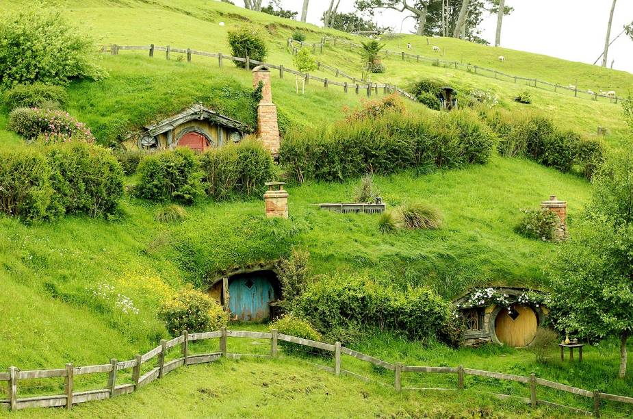 A maioria das casas não possibilita a entrada dos turistas, no entanto, a decoração vista pelas janelas do lado de fora compõe o interior dos buracos de Hobbit