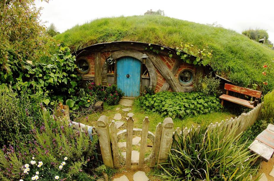 Após a gravação do filme O Senhor dos Anéis, o vilarejo foi abandonado e parcialmente destruído. Mas com o interesse de turistas, Hobbiton foi completamente reconstruído Após a gravação do filme O Senhor dos Anéis, o vilarejo foi abandonado e parcialmente destruído. Mas com o interesse de turistas, Hobbiton foi completamente reconstruído