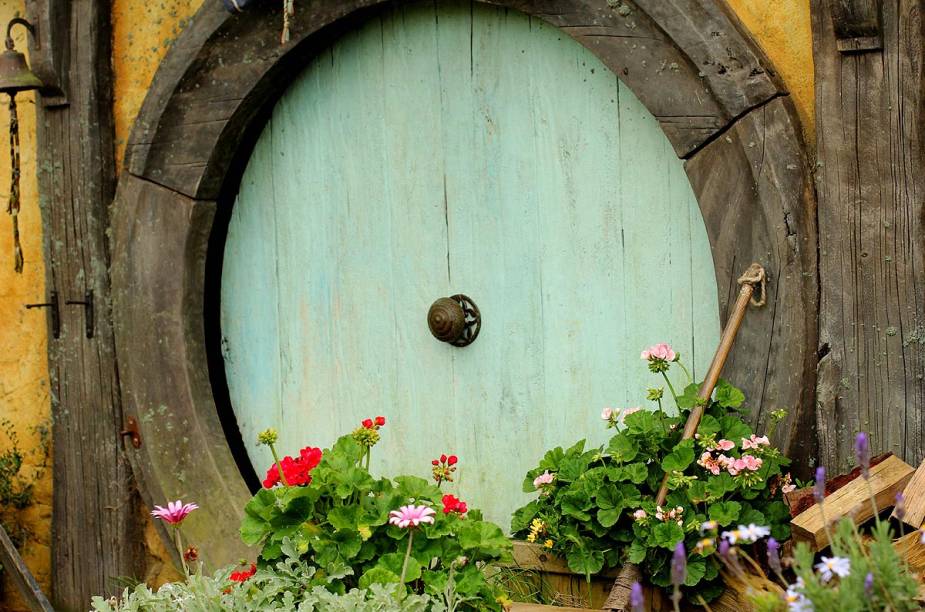 Para dar o acabamento nas casas, as madeiras foram talhadas e depois receberam jatos de areia. Artistas usaram até iogurte para criar bactérias ao redor das portas e dar efeito natural