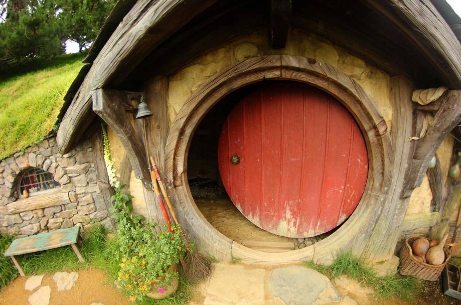 Nas casas do cenário, artistas usaram até iogurte para criar bactérias ao redor das portas e dar um acabamento natural