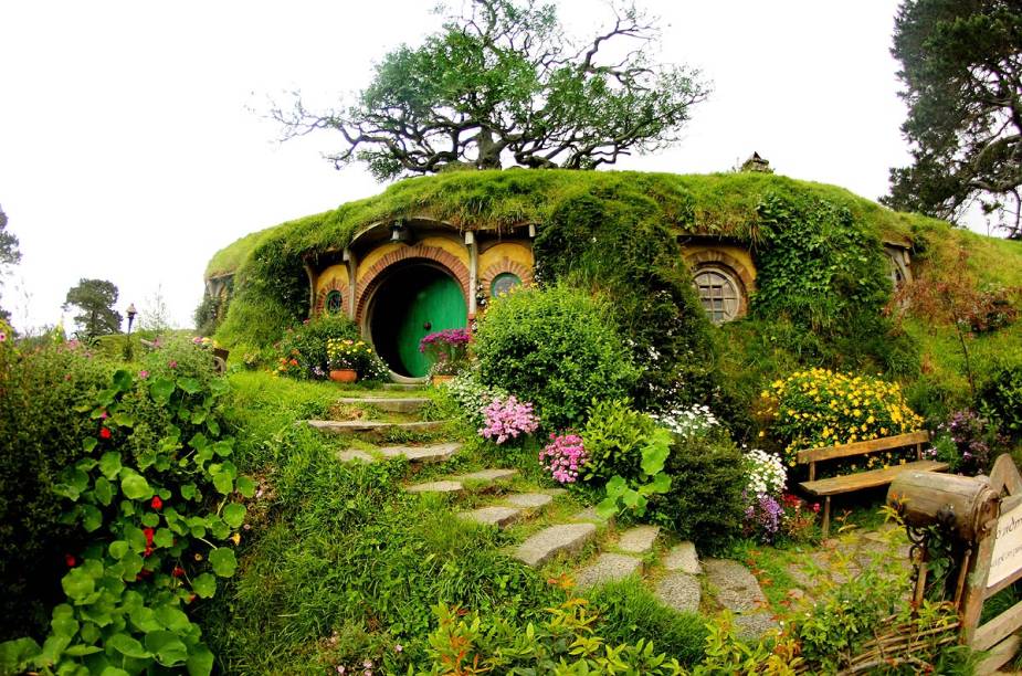 Cada uma das 44 casinhas de Hobbiton tem tamanho, cor e decoração diferentes