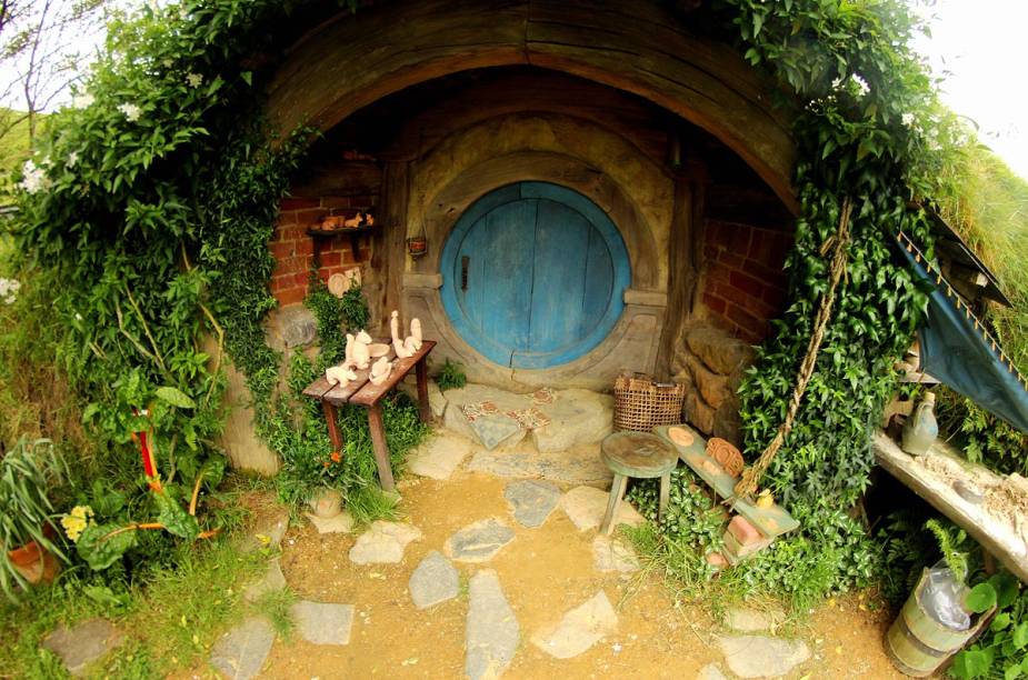 Após a gravação do filme O Senhor dos Anéis, o vilarejo foi abandonado e parcialmente destruído. Mas com o interesse de turistas, Hobbiton foi completamente reconstruído