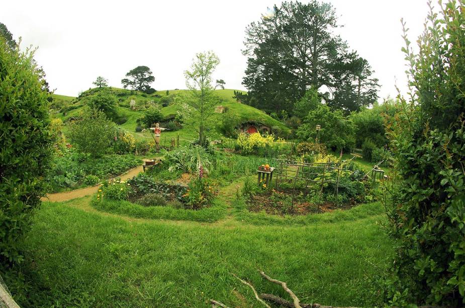 As casas em Hobbiton são fixadas no terreno acidentado que proporciona o efeito nos filmes