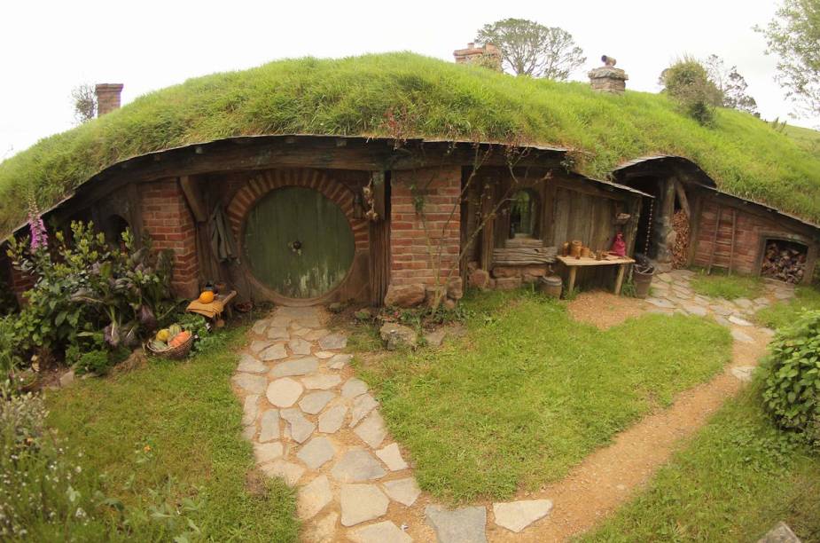 Cada uma das 44 casinhas de Hobbiton tem tamanho, cor e decoração diferentes