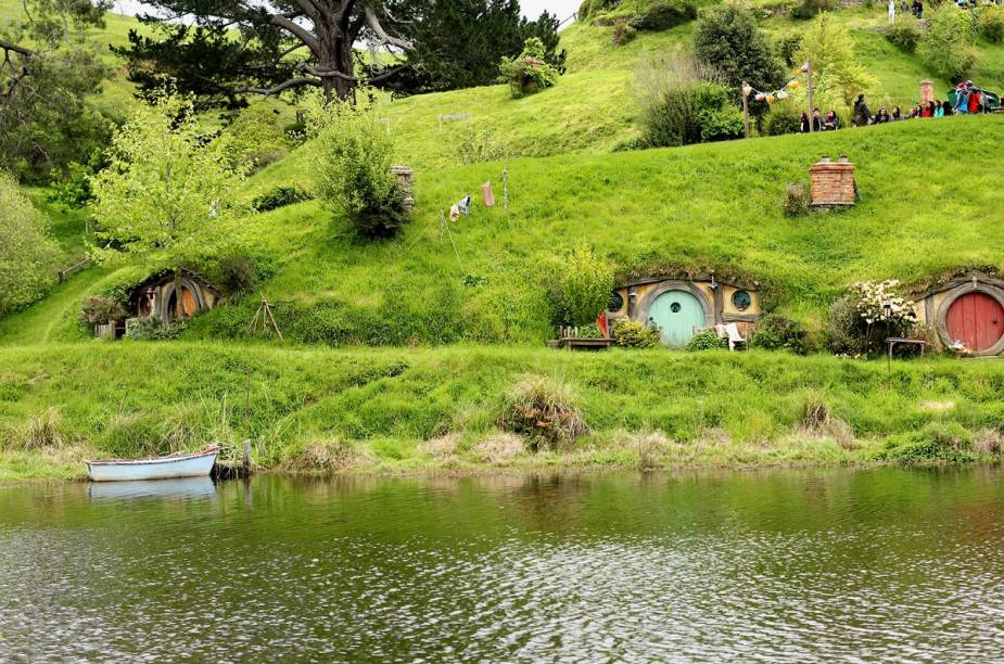 As casas em Hobbiton são fixadas no terreno acidentado que proporciona o efeito nos filmes